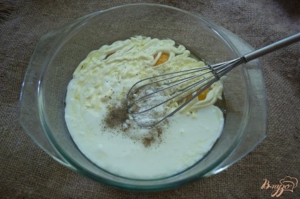 Приготовьте тесто. В миску вбейте 2 яйца. Добавьте кефир, майонез, 1 ч. ложку соли, просейте муку. Замесите тесто. Добавьте разрыхлитель и снова замесите.