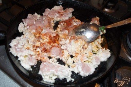 На растительном масле обжарьте очень мелко нарезанный лук. Добавьте измельченное мясо курицы(фарш). Обжарьте до готовности. Добавьте соль и специи по вкусу.