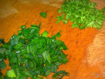 Зеленый лук и петрушку помыть и измельчить.