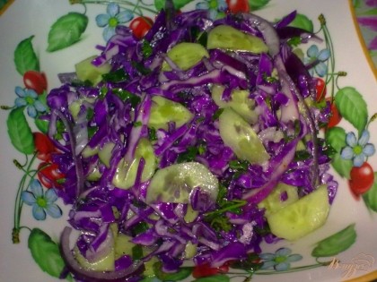 Готово! Смешать овощи и зелень. Заправить салат маслом, посолить и поперчить. Выложить в салатник.