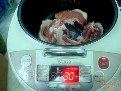 Включаем мультиваркуна режим жарка. В чашу мультиварки наливаем оливковое масло.Туда же отправляем мясо. о бжариваем, время от времени помешивая в течении 30 минут.