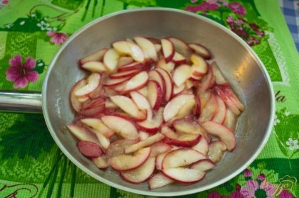 В сковороде растопите сливочное масло. Добавьте к нему 3 ст. ложки сахара и нарезанные яблоки. Пошатав сковороду распределите яблоки равномерно по сковороде. Желательно их не перемешивать ибо они мнутся. Доведите до карамелизации на среднем огне.