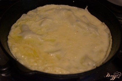 Разогрейте сковороду. Влейте порцию теста для 1 блина. Обжарьте с 1 стороны. Переверните на другую. Быстро натрите сулугуни и твердый сыр. Нарежьте буженину.
