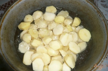 Выкладываю картофель и заливаю водой. Вода должна почти покрыть картофель, но не более того. Добавляю соль. Ставлю на огонь, довожу до кипения воды, убавляю огонь и тушу картофель под закрытой крышкой.