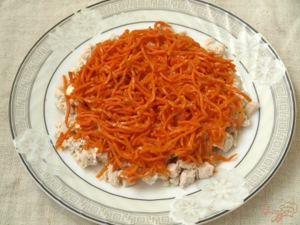 Выложить сверху корейскую морковь, которую можно по желанию измельчить.