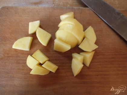 Картошку нарезаем крупными кубиками, чтобы она хорошо была видна.