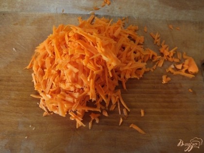 Морковку натираем на крупной терке.