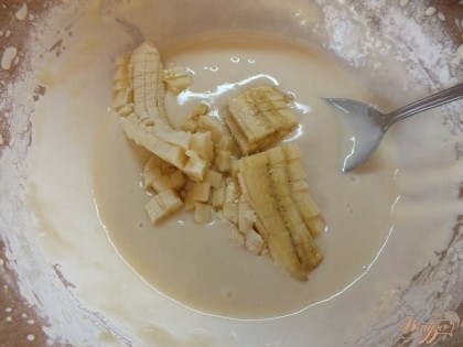 Банан мелко нарезаем и подмешиваем в тесто.