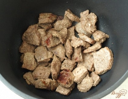Мякоть говядины нарезать как для отбивных и хорошо отбить,нарезать кусочками 3-4 см.В казане разогреть сливочное масло и обжарить мясо до золотистой корочки.