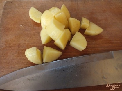 Картофель чистим, моем и нарезаем крупными кубиками. Берем картошку для варки.