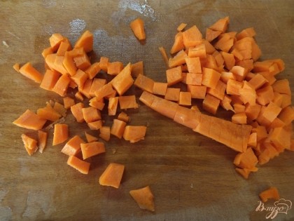 Морковь моем и нарезаем тоже кубиками, мелко. Берем 1 крупную морковку.