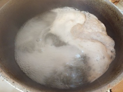 Говядину варим 10 мин после чего бульон сливаем. После варим мясо в новой чистой воде до готовности (35-40 мин).