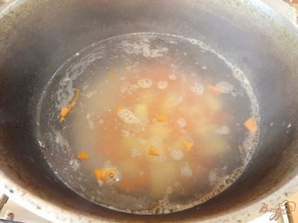 Сначала в бульон из под готового мяса кладем морковь, картошку и перец. Варим до готовности картофеля.