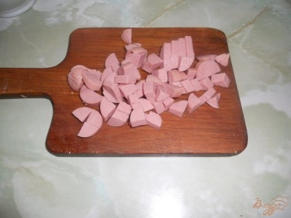Сосиски или колбасу нарезаю мелкими кубиками.
