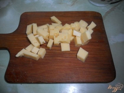 Также нарезаю твердый сыр.