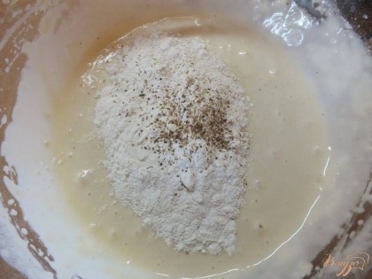 Порциями просеиваем муку и кориандр до тех пор, пока тесто не станет как сметана - текучее но достаточно густоватое.