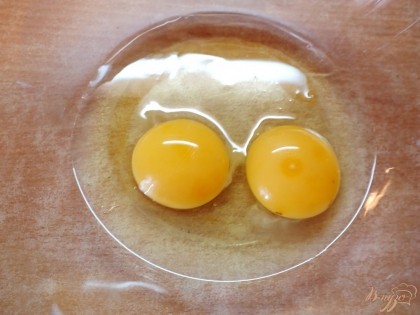 Вбиваем в миску два холодных куриных яйца. Можно заменить их на 6-8 перепелиных.