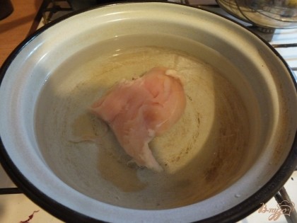 Куриное мясо ставим варится в достаточно соленой воде.