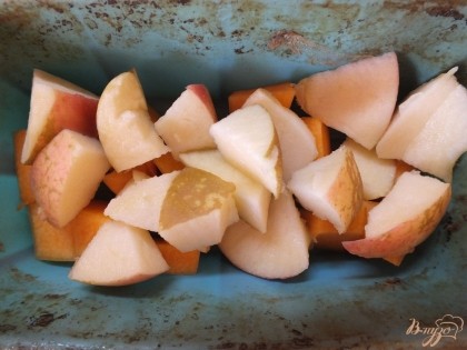 Смешиваем с таким же образом нарезанными яблоками в любой силиконовой форме. Можно это делать в фольге - тогда салат поливается еще 1 ст.л. масла.