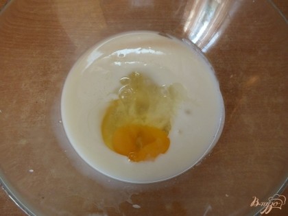 Добавляем яйцо и 1 ст.л. растительного масла. Хорошо взбиваем массу венчиком.