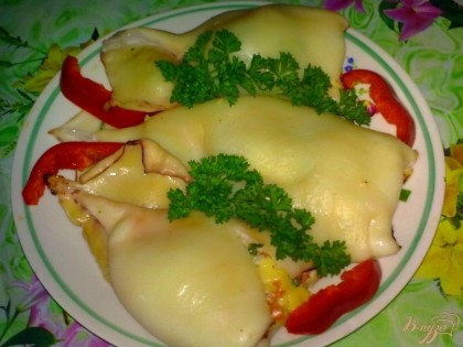 Готово! Готовые кальмары выложите на тарелку и украсьте зеленью и болгарским перцем.