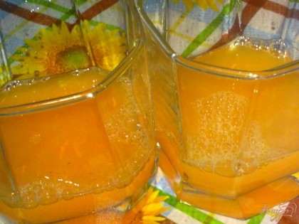В стаканы налейте соки. В каждом стакане должен быть лимонный, апельсиновый и морковный соки.