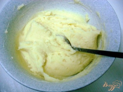 Картофель чистим и делаем из него пюре, в которое добавляем масло и молоко.Когда пюре остынет, вводим в него 3 яйца.