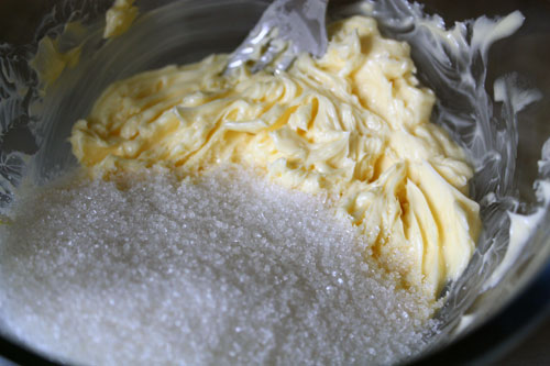 Размягченное масло смешиваем с сахаром до однородности.