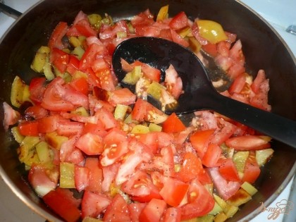 Нарезаю помидоры и перец небольшим кусочками и обжариваю до мягкости на сковороде с растительным маслом. В процессе добавляю соль и черным молотый перец.