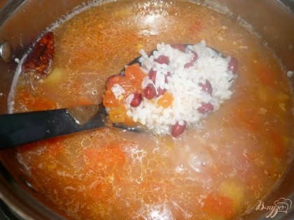 После этого выкладываю помидоры с болгарским перцем и кидаю в суп маленький острый перчик (у меня сушеный). Острый перец кладу целиком, так суп не будет ядрено острым. Варю суп до готовности.