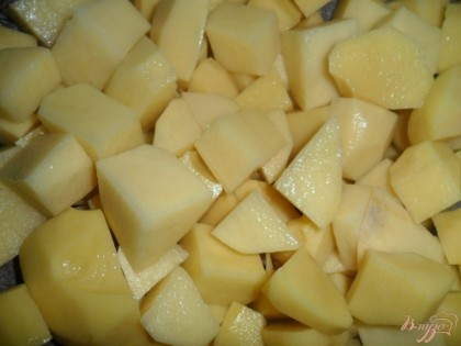 Картофель очистить и порезать кусочками. Посолить.