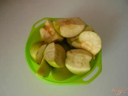 Затем яблоки надо нарезать на четвертинки, избавляясь от сердцевин с семенами и поврежденных участков. Взвешиваю я яблоки на этом этапе, то есть, без отходов.