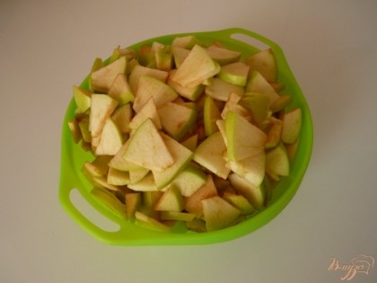 После этого яблоки надо нарезать мелкими кусочками.