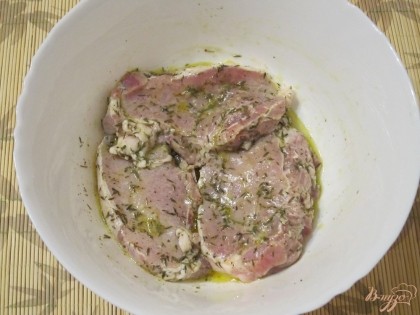 Залить свинину маринадом и оставить на 30 минут.
