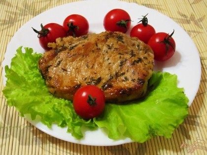 Готово! Подавать мясо можно со свежими овощами, например с помидорами черри и листьями салата. Приятного аппетита!