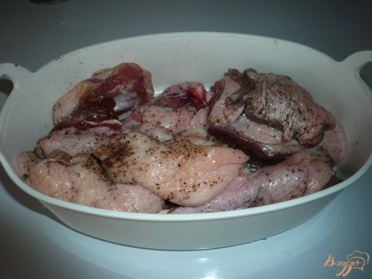 Утиное мясо (у меня кусочки филе и крылышки) разрезаю на кусочки небольшого размера, хорошо натираем солью и черным молотым перцем. Пусть постоит в таком виде, пока занимаюсь овощами.