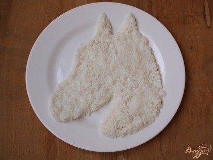 Рис остудить и выложить первым слоем в форме головы лошади. Смазать рис майонезом.