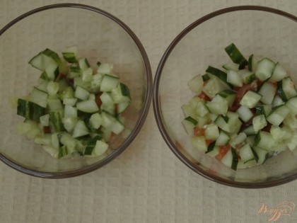 Нарезать кубиками помидоры и огурцы.В порционные салатники выложить на дно помидоры,затем огурцы.Немного смазать майонезом.