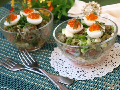 Готово! Нарезать мелко зелёный лук,посыпать сверху салат и украсить перепелиными яйцами с красной икрой. Приятного аппетита!