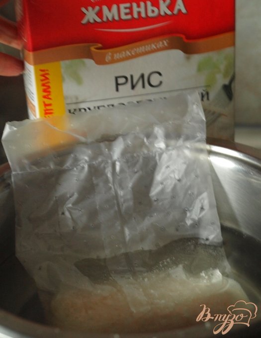 В кипящую воду опускаем пакетик риса и варим до готовности. Затем пакет разрезаем, рис высыпаем.