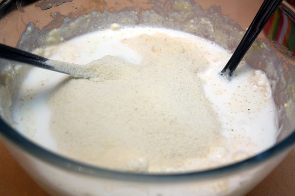 Подмешиваем молоко и манку с ванильным сахаром. Консистенция теста будет напоминать сметану.
