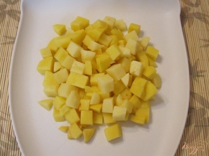 Овощи очистить. Картофель нарезать кубиками.