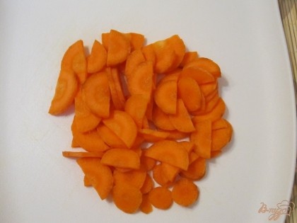 Морковь - полукружками.