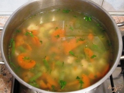 Дать супу настояться под крышкой 20 мин. Готовый суп посыпать нарезанной зеленью укропа и петрушки.