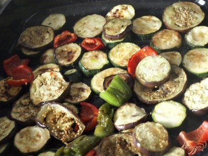Хорошо разогреть сковороду-гриль,смазать овощи оливковым маслом и подрумянить с обеих сторон по несколько минут.