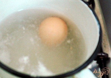 Яйцо варим в течении пяти минут. Вынимаем и ставим под холодную воду, на несколько секунд. Вынимаем и чистим горячими.