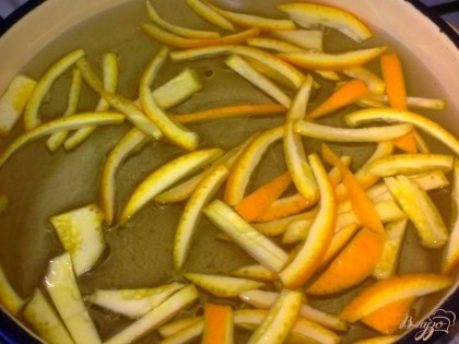 Апельсин помыть, снять шкуру и нарезать ее соломкой. Положить шкурку в кастрюлю, залить водой и довести до кипения.