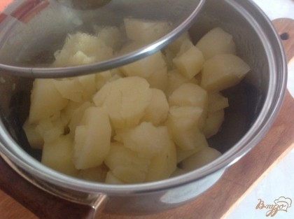 Когда картофель готов, сливаем воду