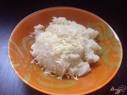 Готово! Перед подачей на стол, посыпаем картофель натертым на терке сыром. Приятного аппетита