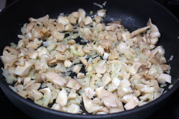 Нарезанный брусочками лук и измельченные грибы обжарить на сковороде до золотистости.